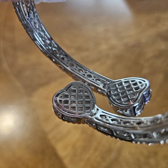 Heart cubic zirconia bangle - Picture 4 of 12